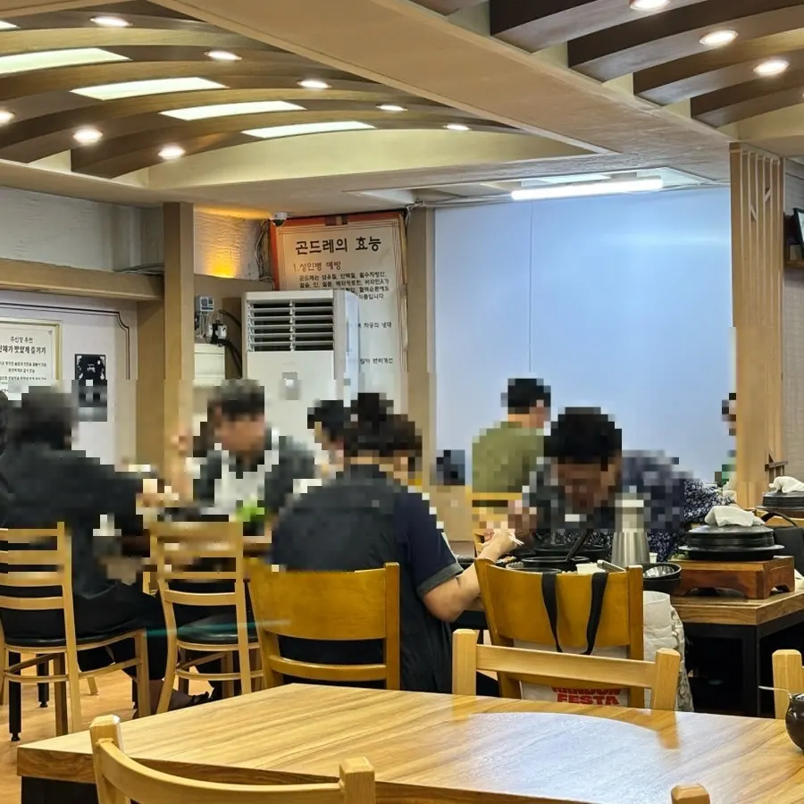 가족 외식하기 좋은 한정식 매장 좌석
