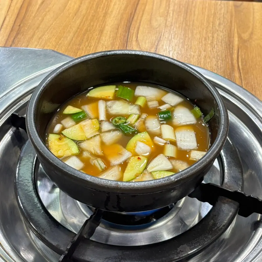 뚝배기에 나온 구수한 된장찌개