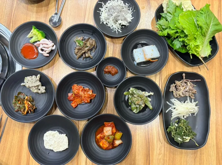 상 가득 차려진 12종 반찬 구성