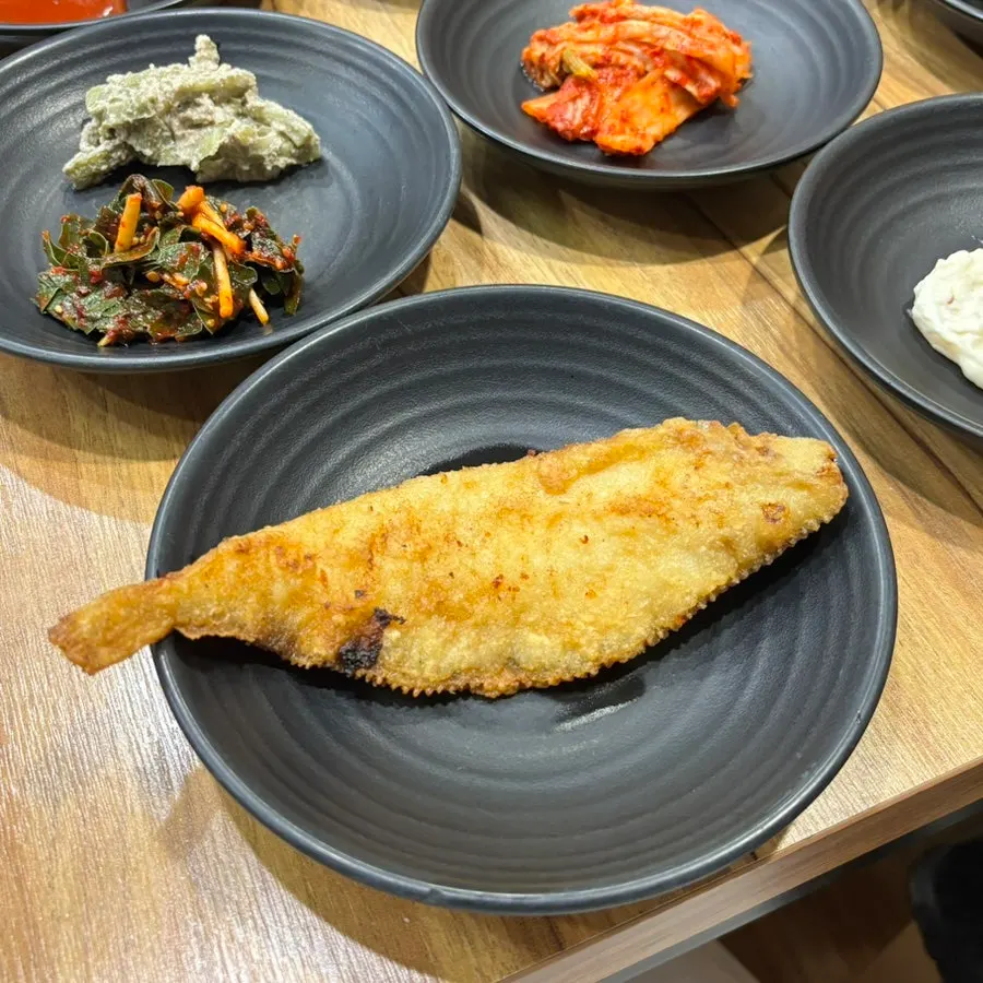 1인 1접시로 나온 가자미 생선구이