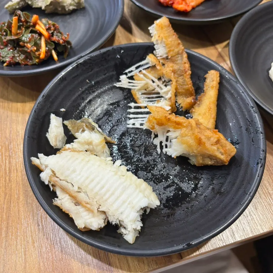 바삭하게 구워진 가자미 생선구이 클로즈업