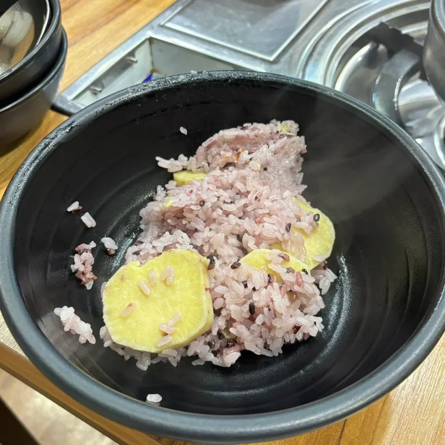 공기에 덜어낸 흑미고구마 솥밥