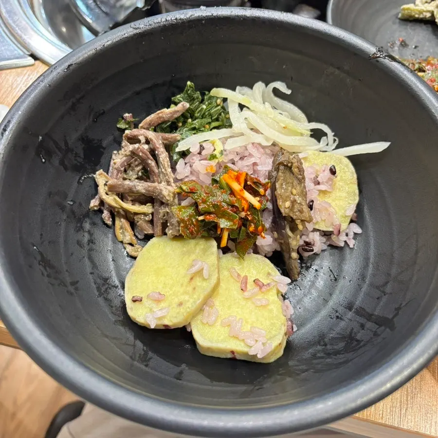 나물을 넣어 비빈 건강한 비빔밥