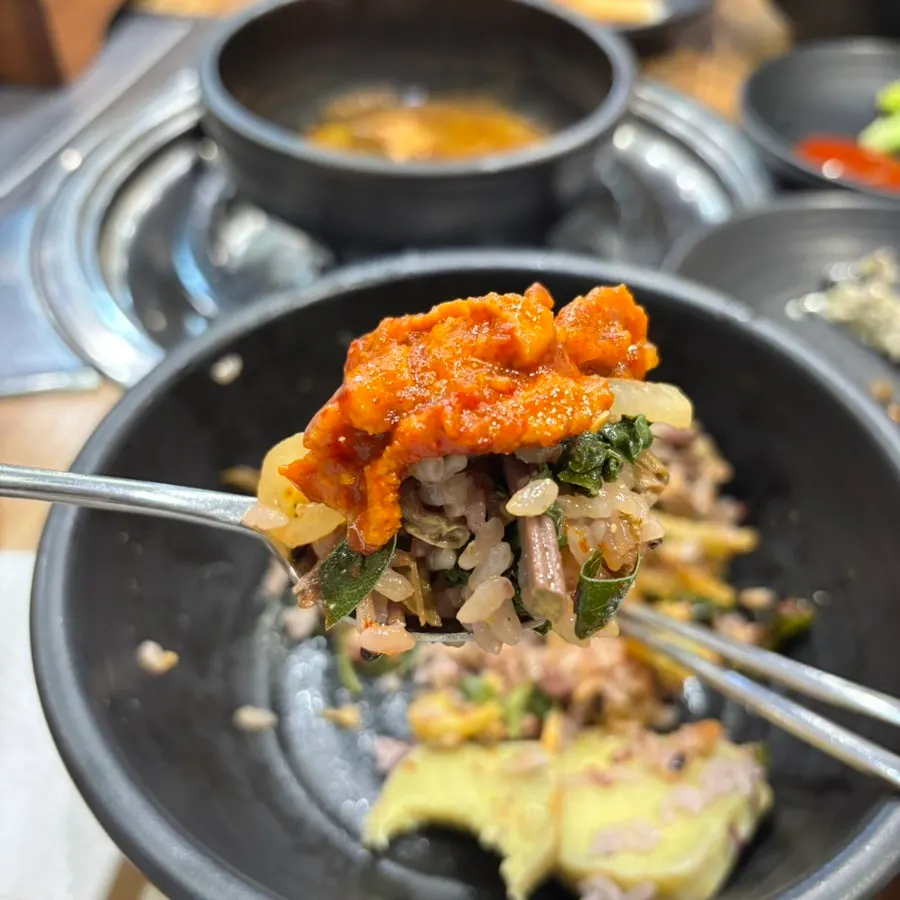 제육볶음을 올린 솥밥 비빔밥