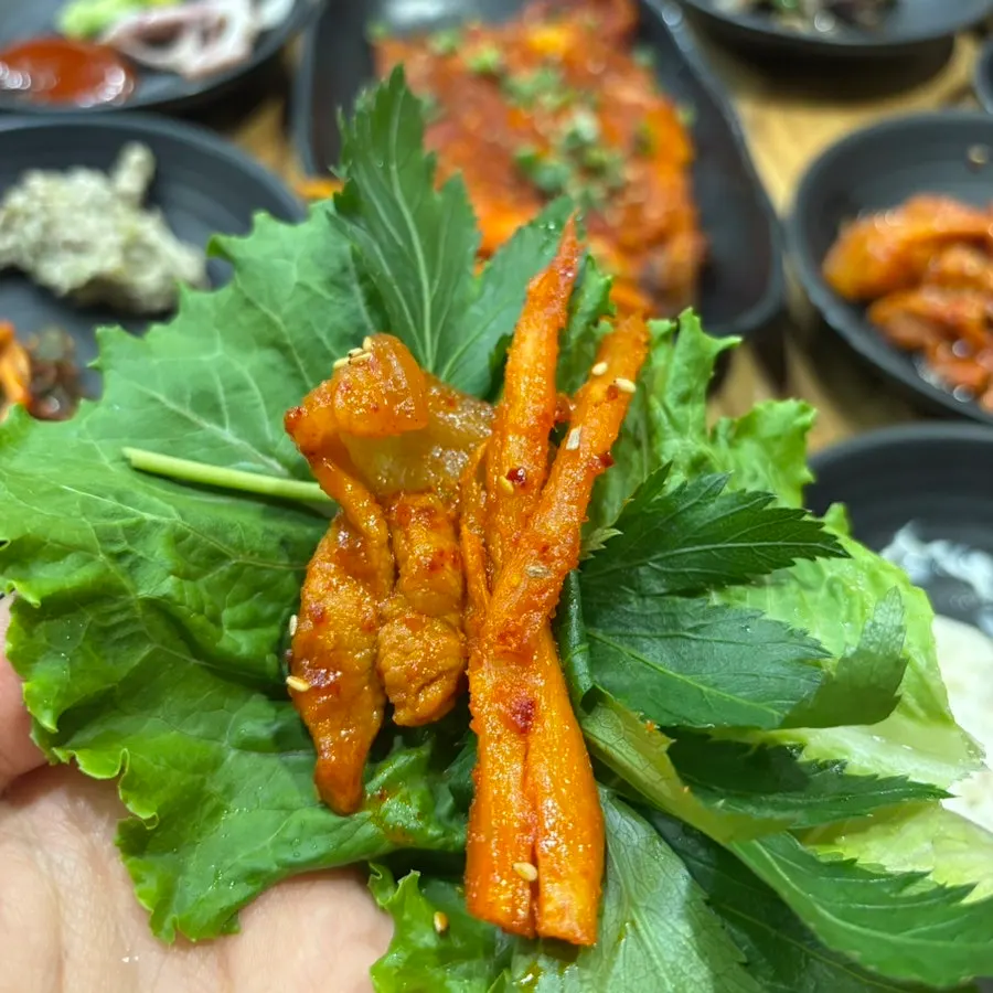 더덕과 함께 쌈 싸 먹는 제육볶음