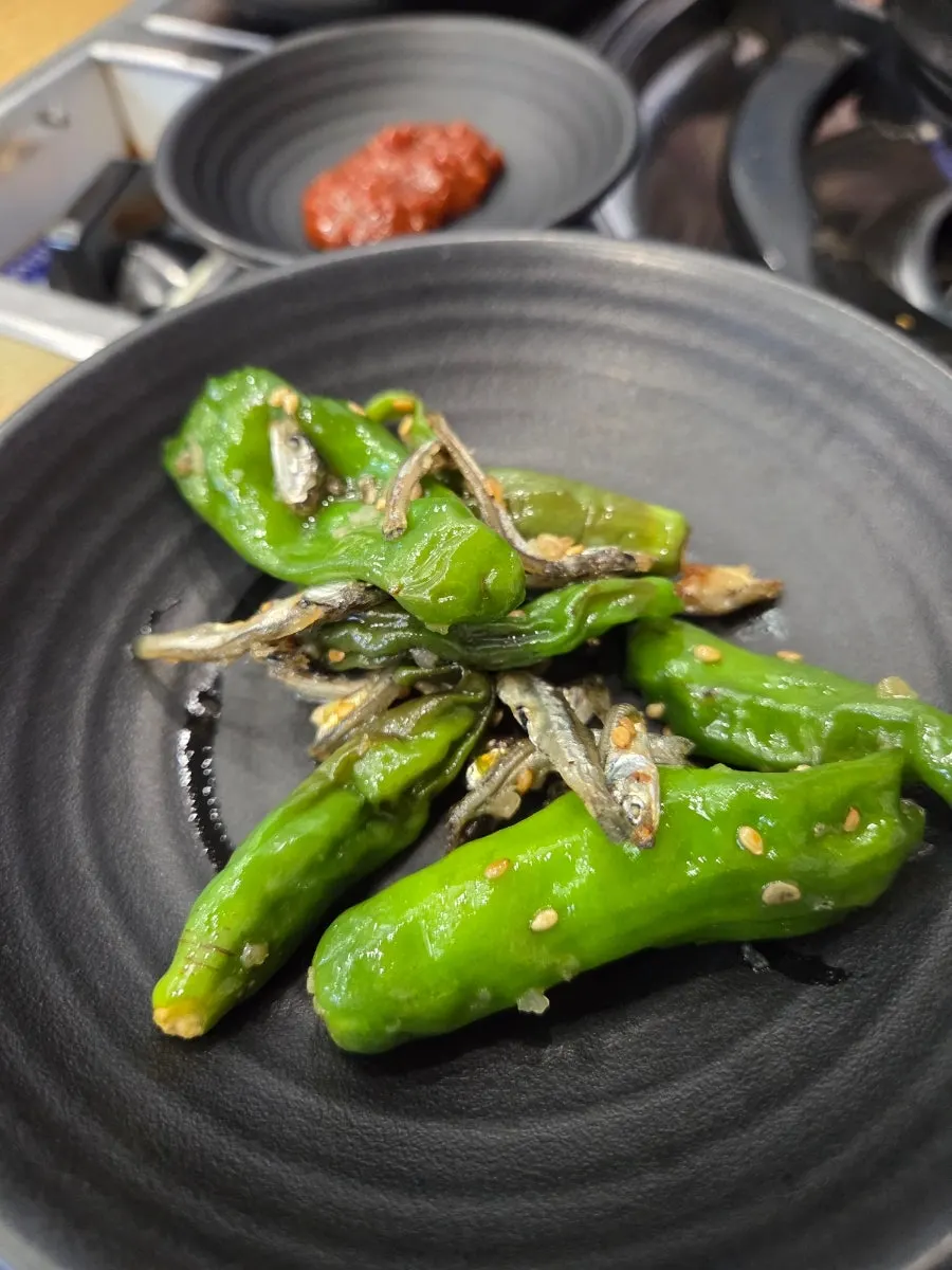 Salty stir-fried kkwari-gochu and anchovies