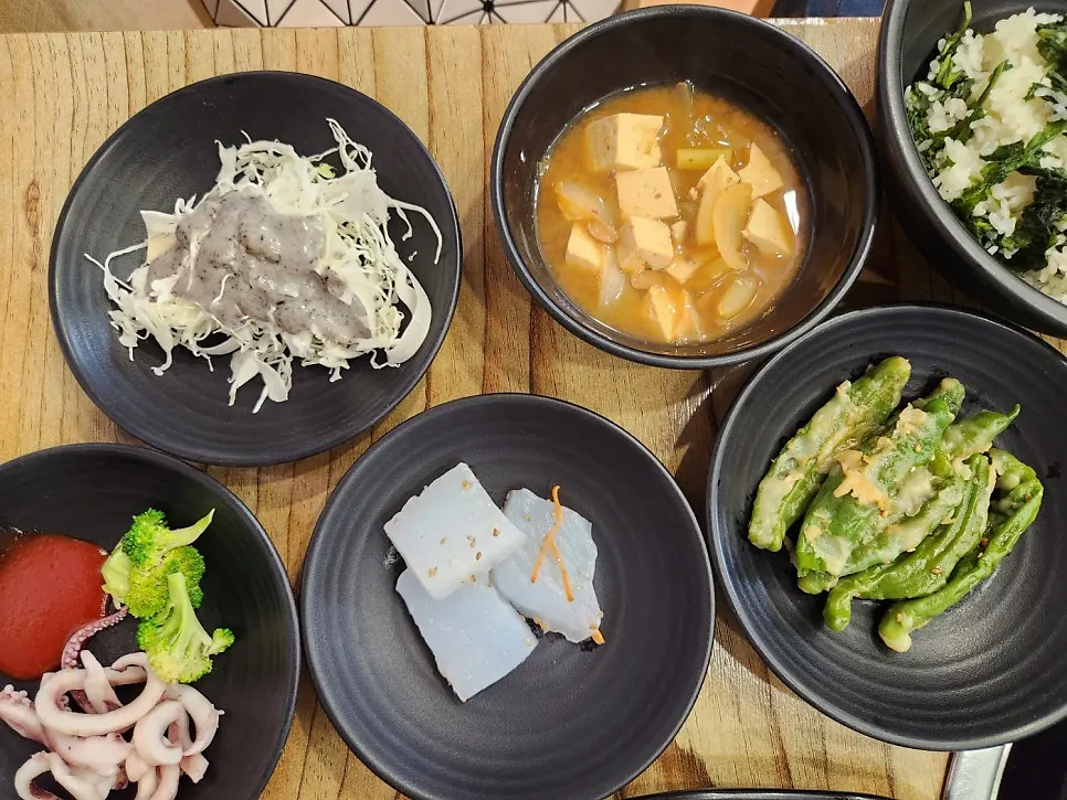찹쌀가루 입혀 쪄낸 고추찜과 나물 반찬