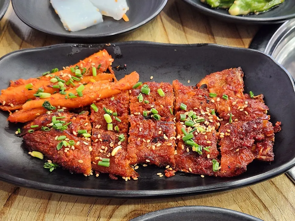 더덕무침과 황태무침 반찬