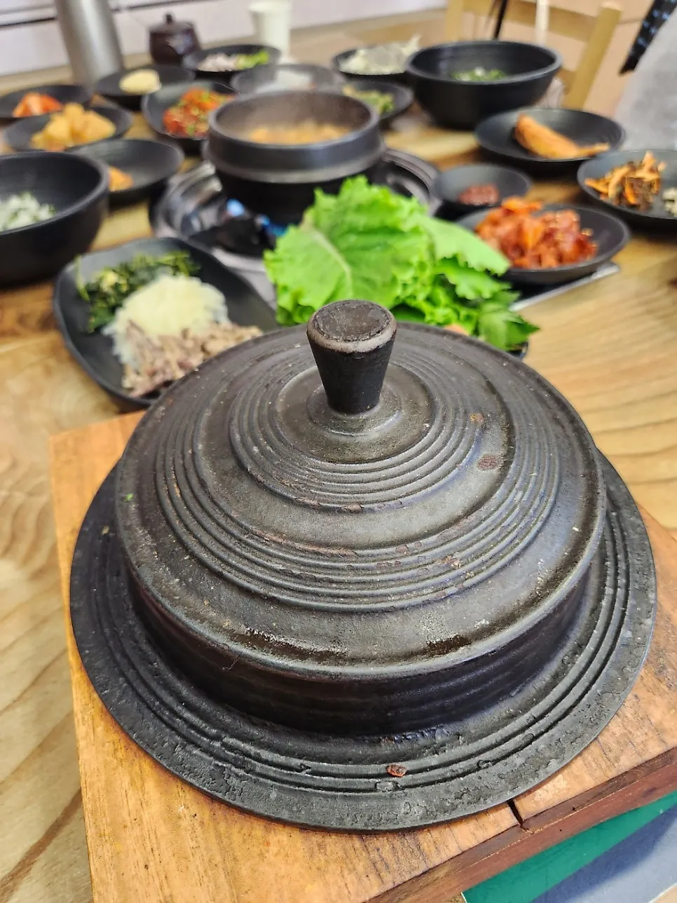 즉석 가마솥에 담긴 곤드레 솥밥