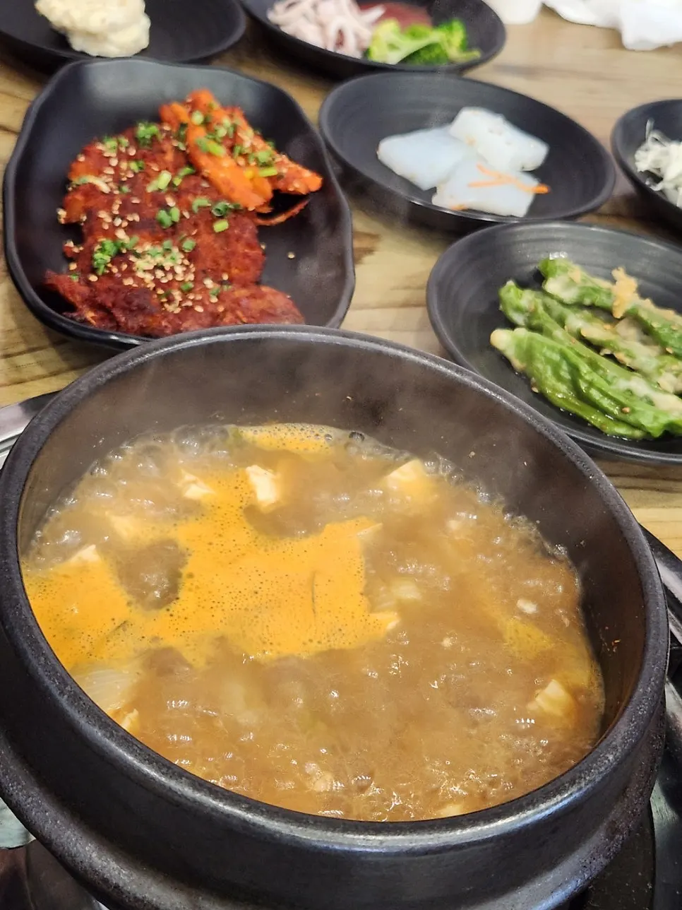 끓이며 먹는 된장찌개