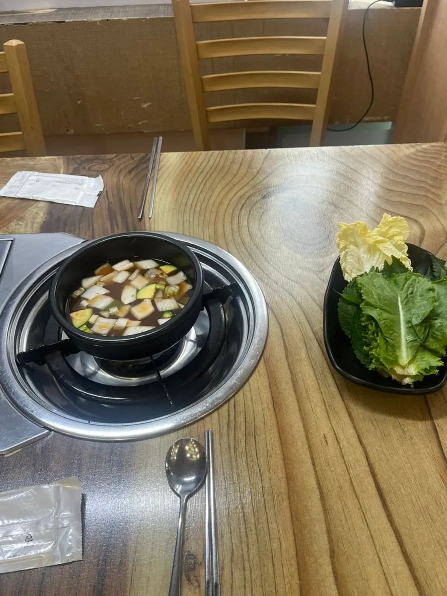 기본으로 세팅된 된장찌개와 식기