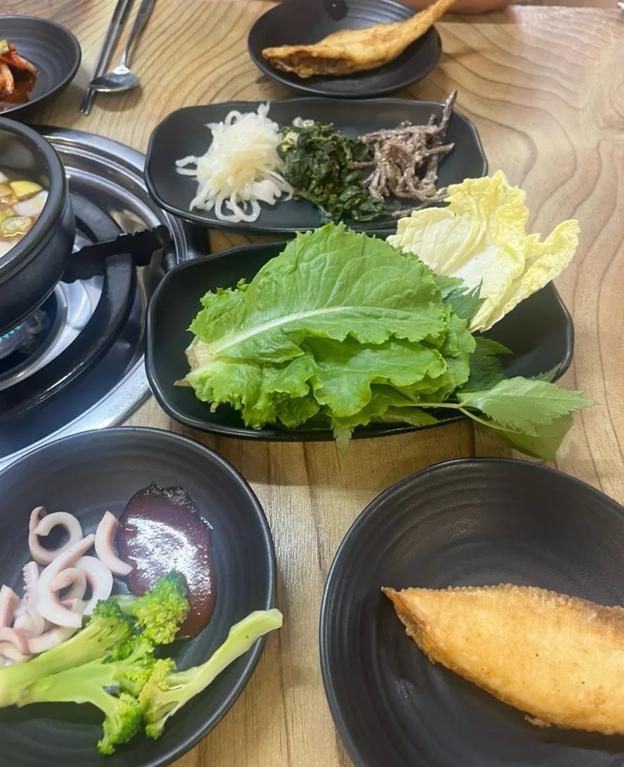 가자미구이와 오징어 숙회가 놓인 한정식 상차림