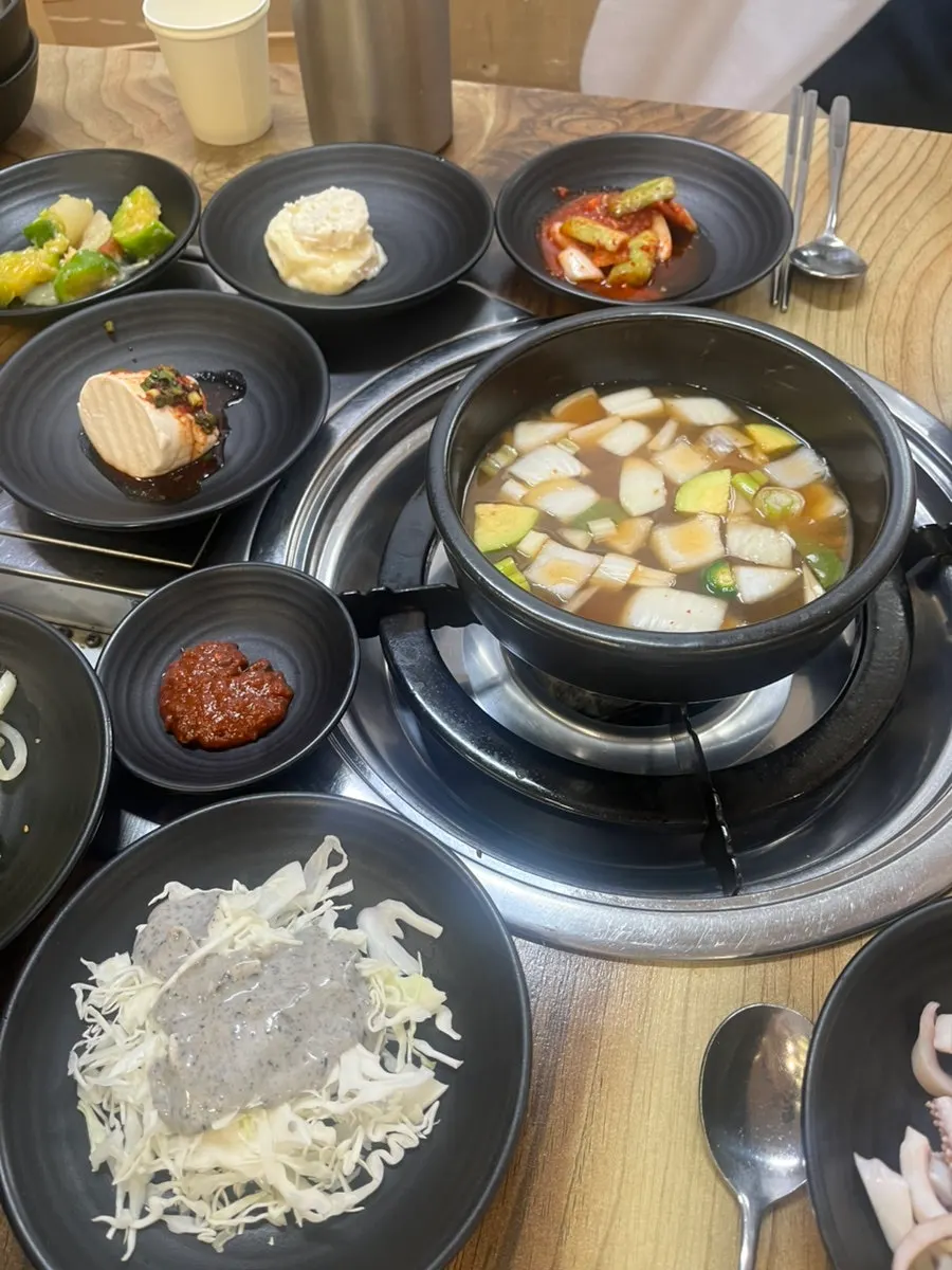 연근 샐러드와 나물 반찬 접시