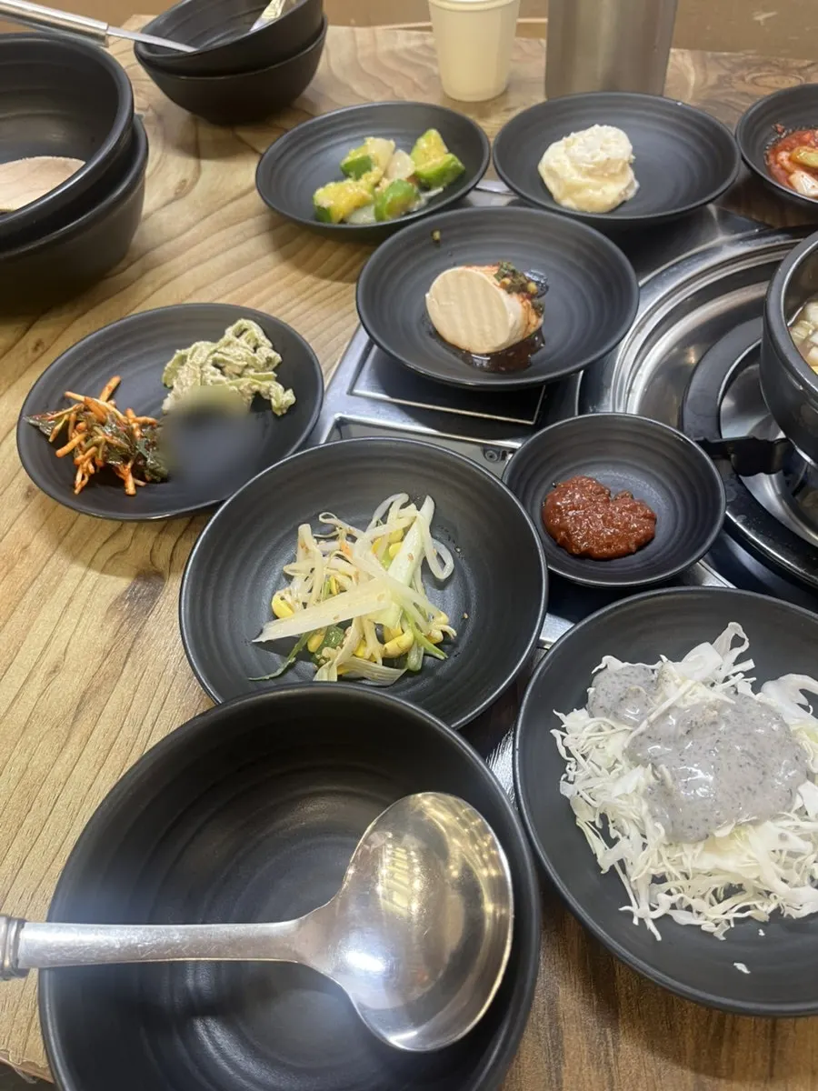 콩나물무침과 흑임자 양배추샐러드 반찬