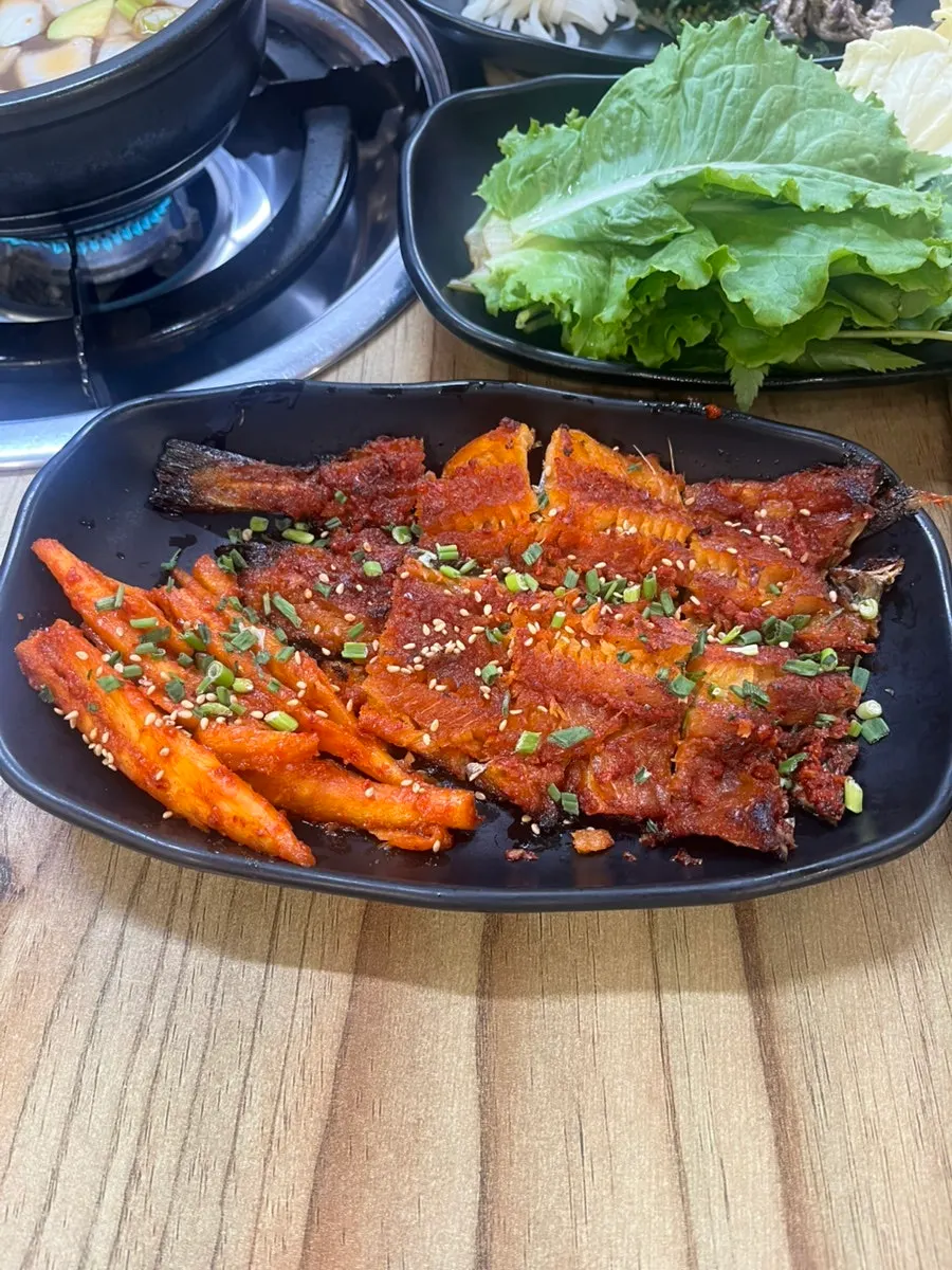 황태양념구이와 더덕구이 접시