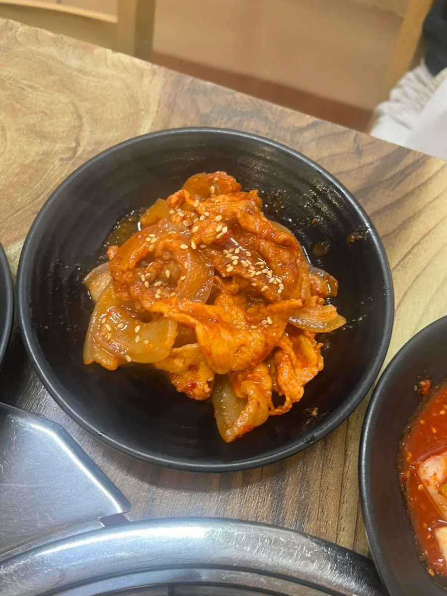 쌈채소와 함께 나온 돼지 불백