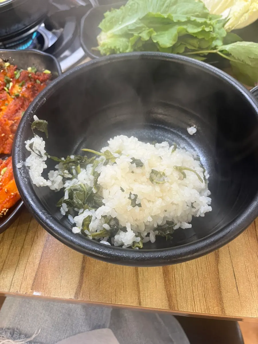 갓 지은 곤드레 가마솥밥 솥 뚜껑을 연 모습