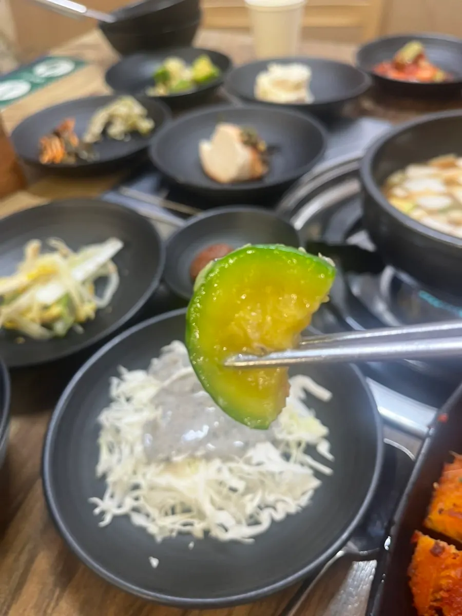 솥밥과 반찬을 함께 차린 한상
