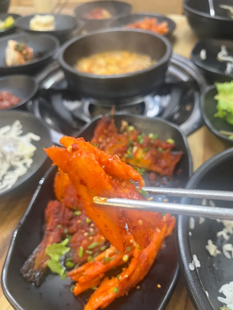 된장찌개와 생선구이가 놓인 식사 장면