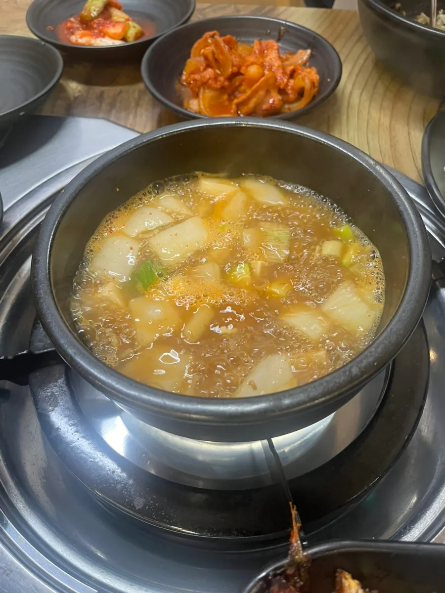 한정식 한상을 먹는 중인 식탁