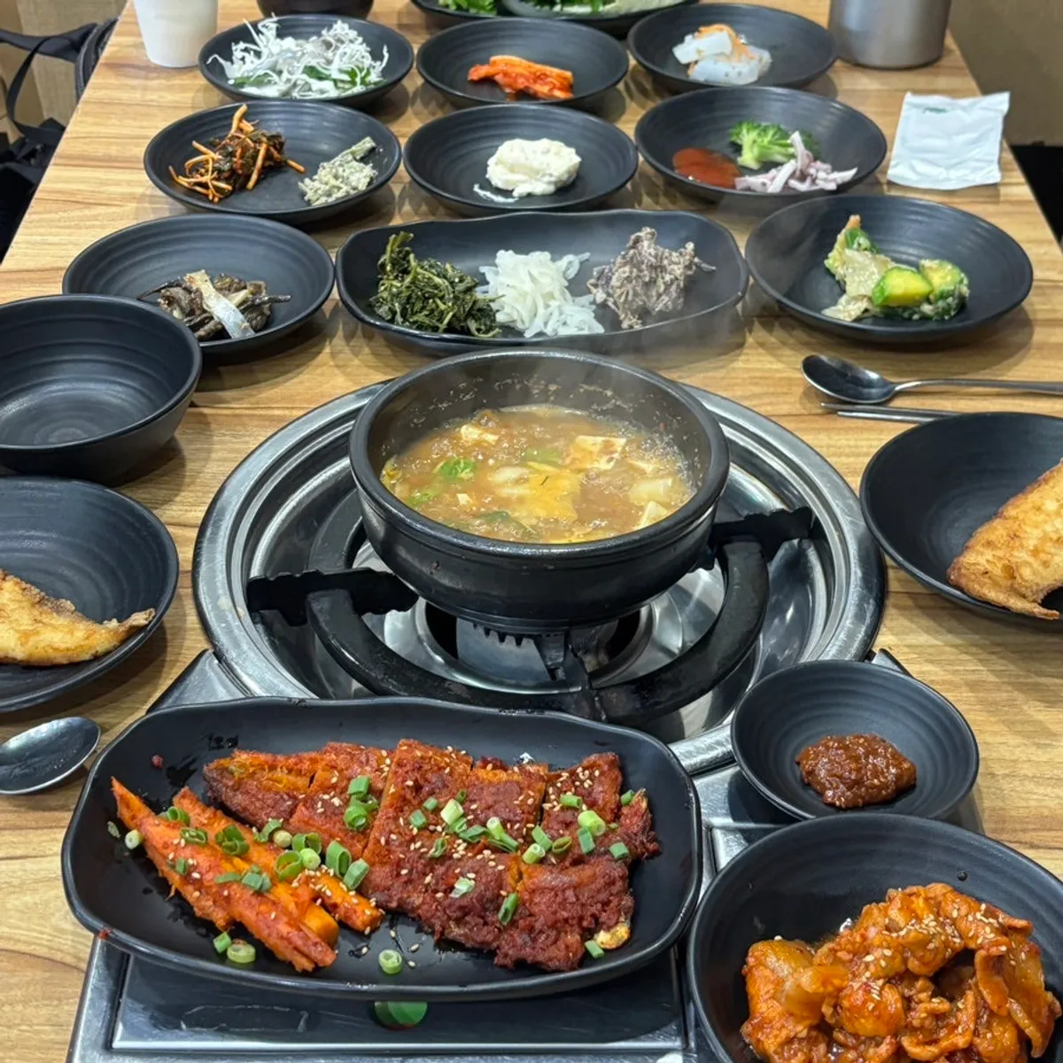 Full table of the deodeok and shiitake cauldron rice special set for two