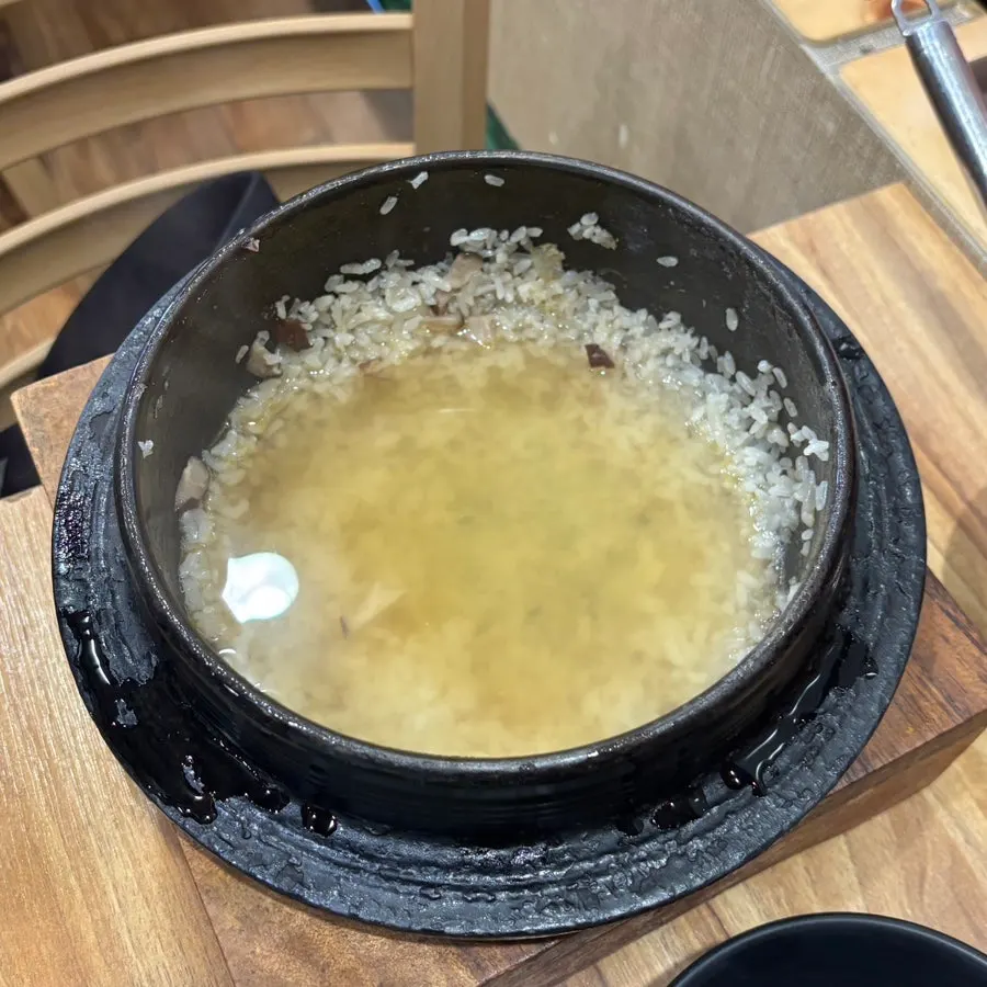 Sungnyung made by pouring water into the cauldron