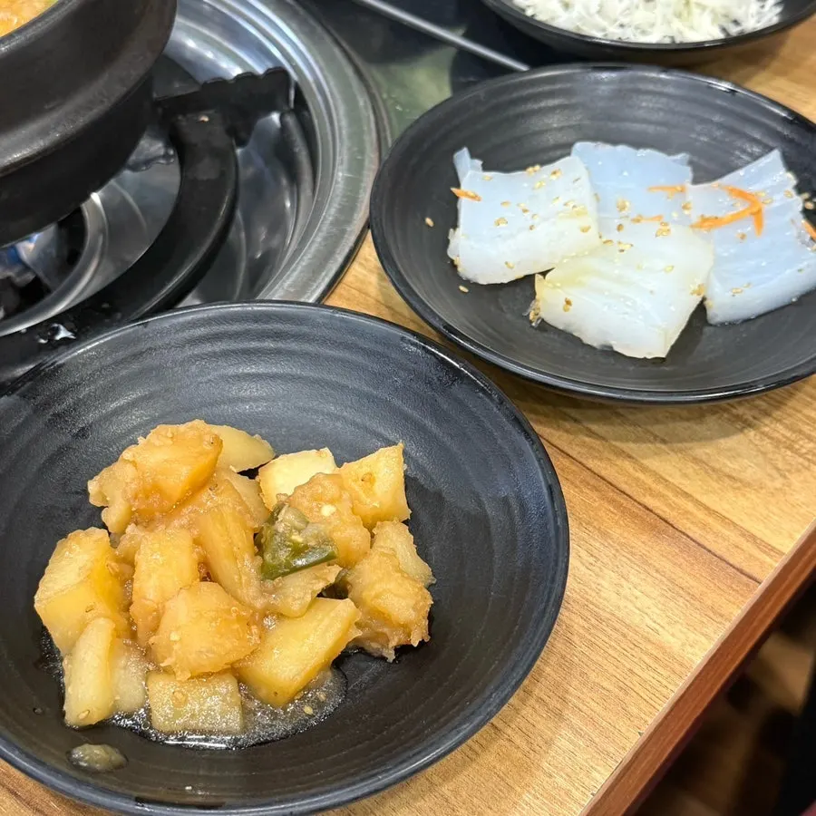Plates of namul dishes and cheongpomuk