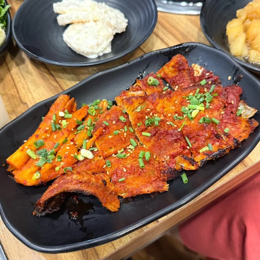 Seasoned grilled deodeok and grilled hwangtae