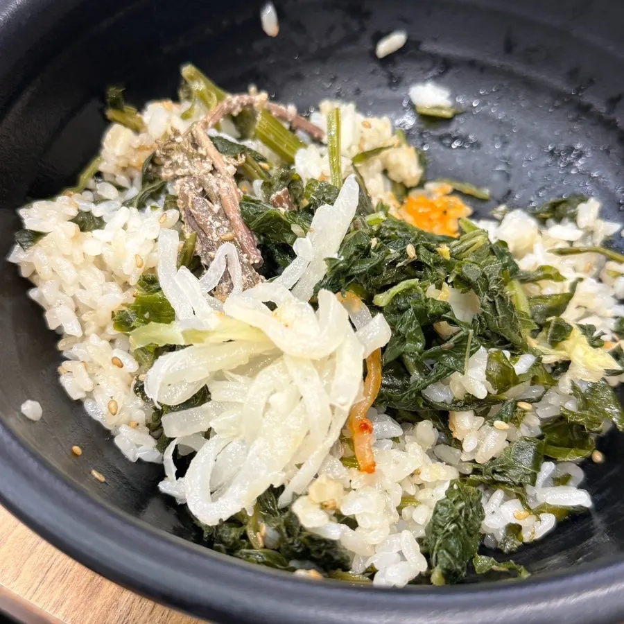 A bowl of gondre-bap mixed with seasoning sauce