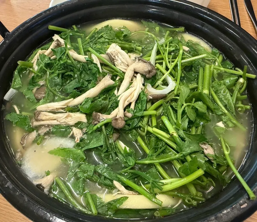미나리와 버섯이 푸짐한 맑은 버섯칼국수