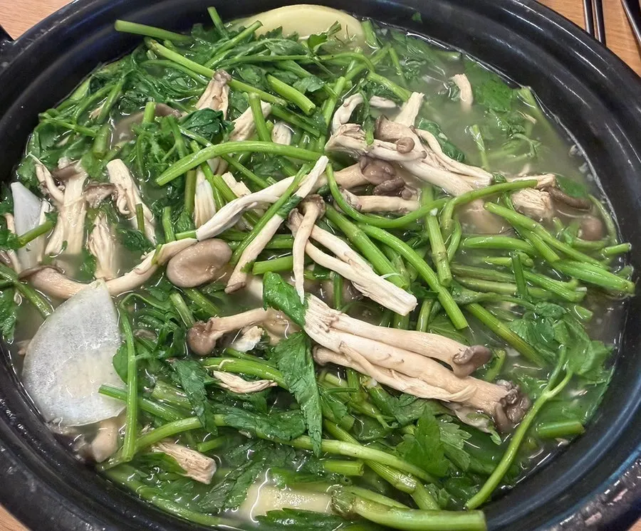 감자와 버섯을 담은 맑은 샤브칼국수 냄비
