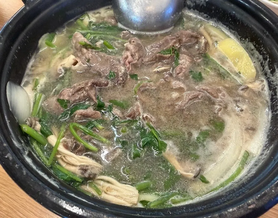 맑은 육수에 익히는 얇은 샤브소고기