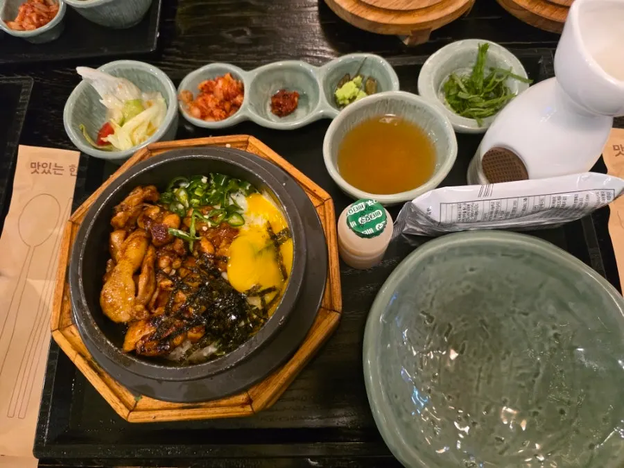 Cheese dakgalbi pot rice topped with stir-fried chicken