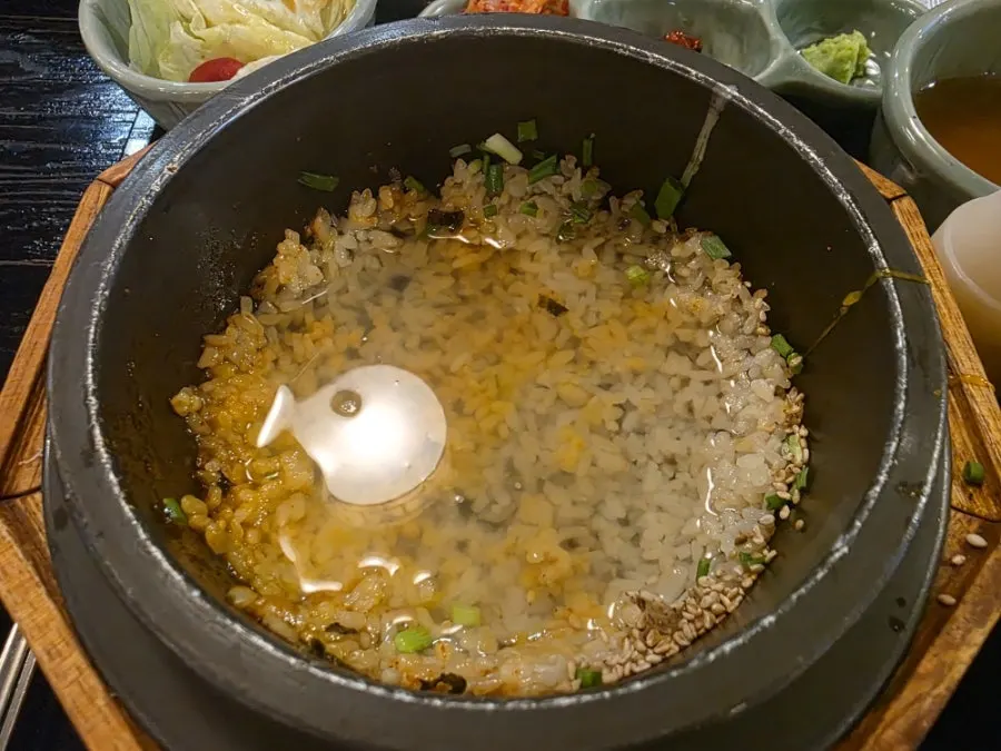 Gourd-shaped bottle of broth served with the pot rice
