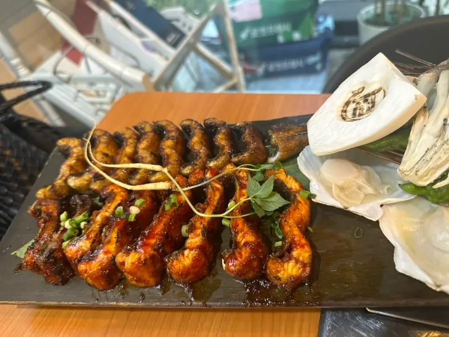 Full grilled eel meal served after altang