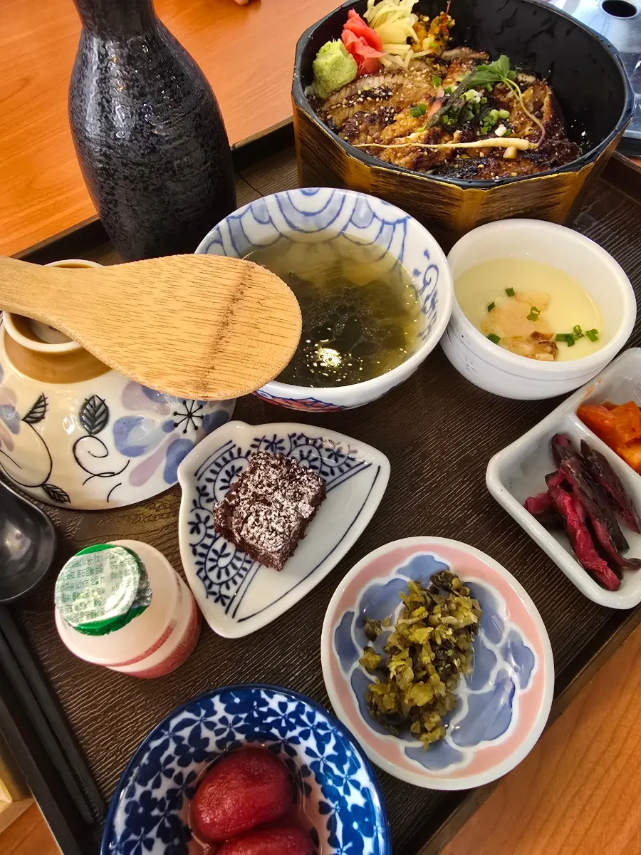 Side dishes served with the premium eel rice bowl