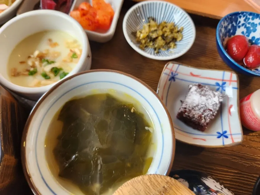 Eel rice bowl set arranged on a tray
