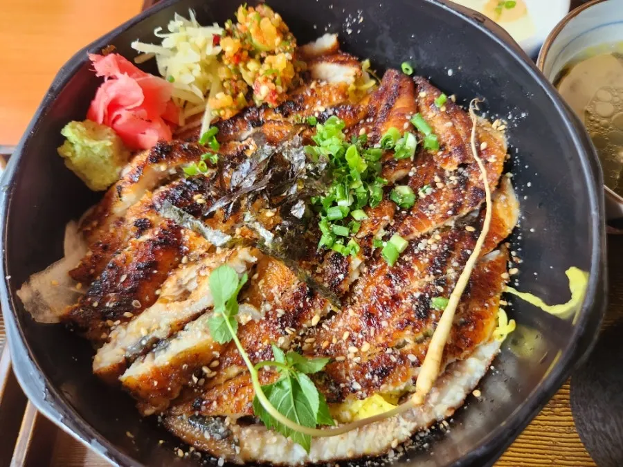 Eel rice bowl with side dishes