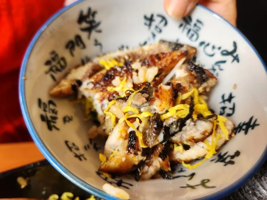 Green tea broth served with the eel rice bowl