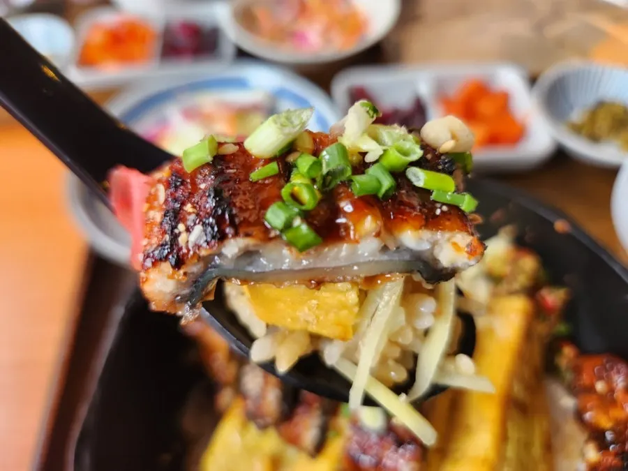 Tongs and scissors for the egg-and-eel rice bowl