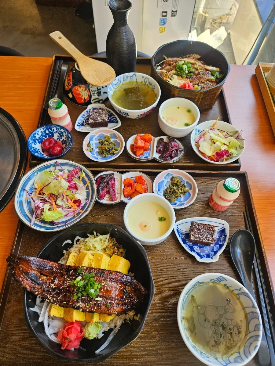 A complete eel rice bowl set in a neat Japanese home-style presentation