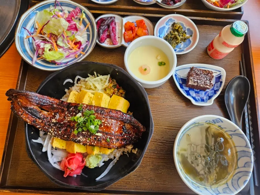 Eel rice bowl set with a range of side dishes