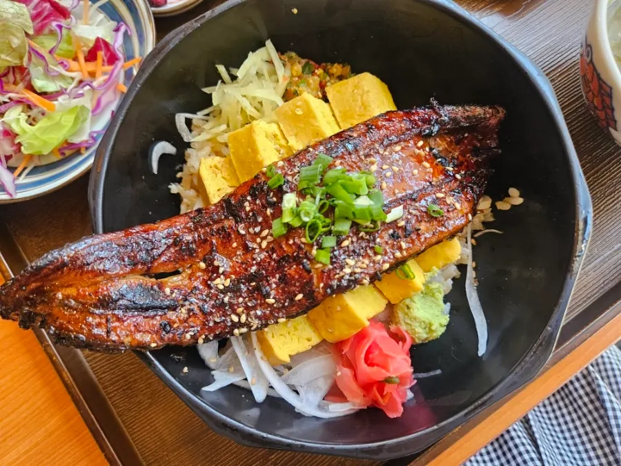 Eel rice bowl set with seaweed soup and salad