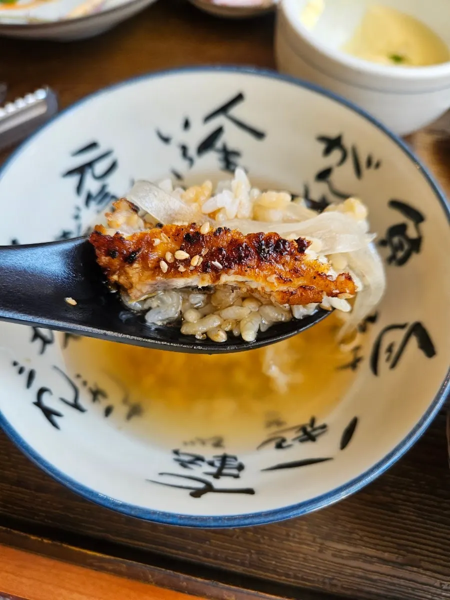 Serving out an eel rice bowl