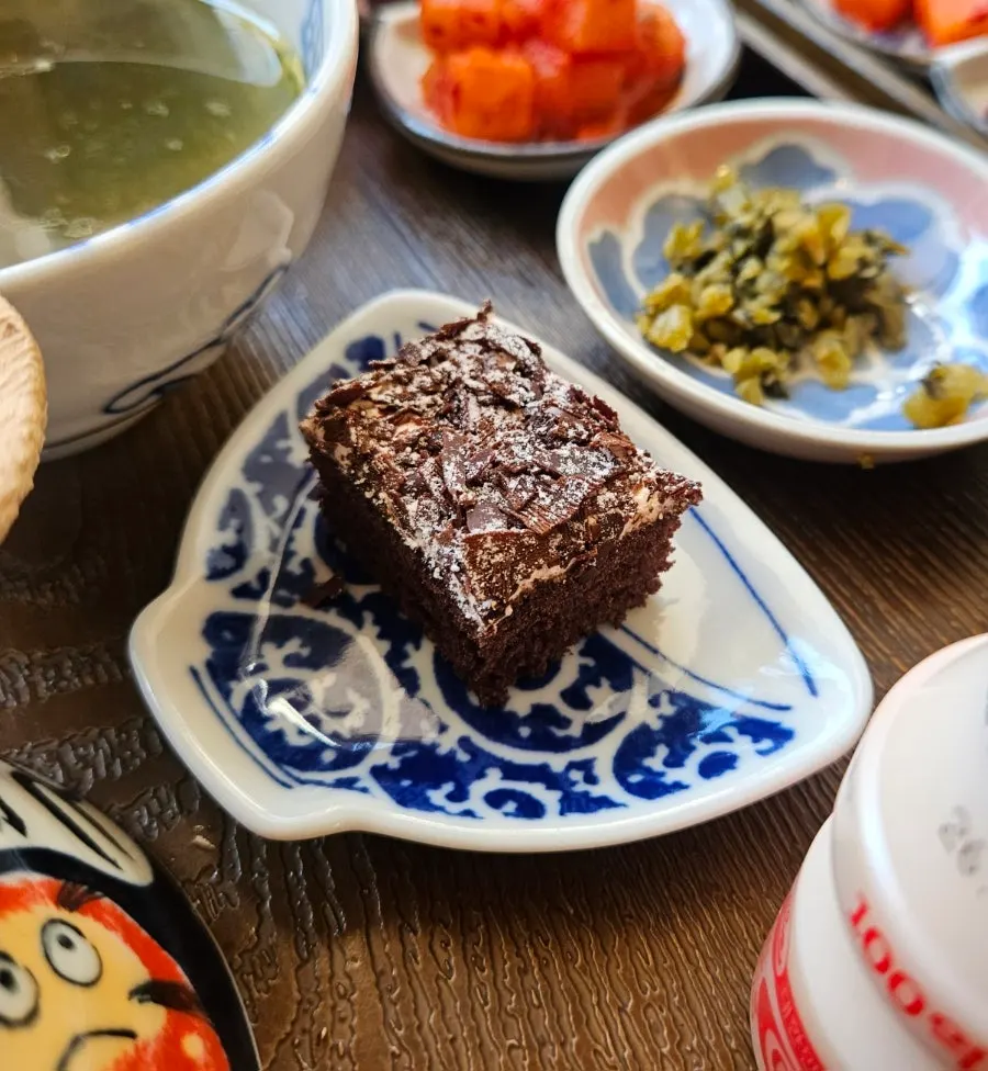 Dessert of marinated tomatoes and chocolate cake