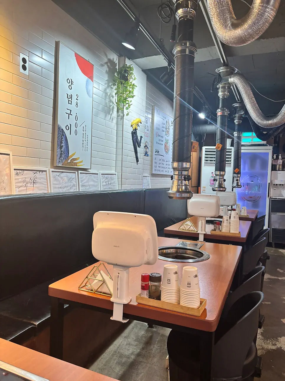 Interior of Ryeok Minmul Jangeogui Jeonmunjeom with wide tables
