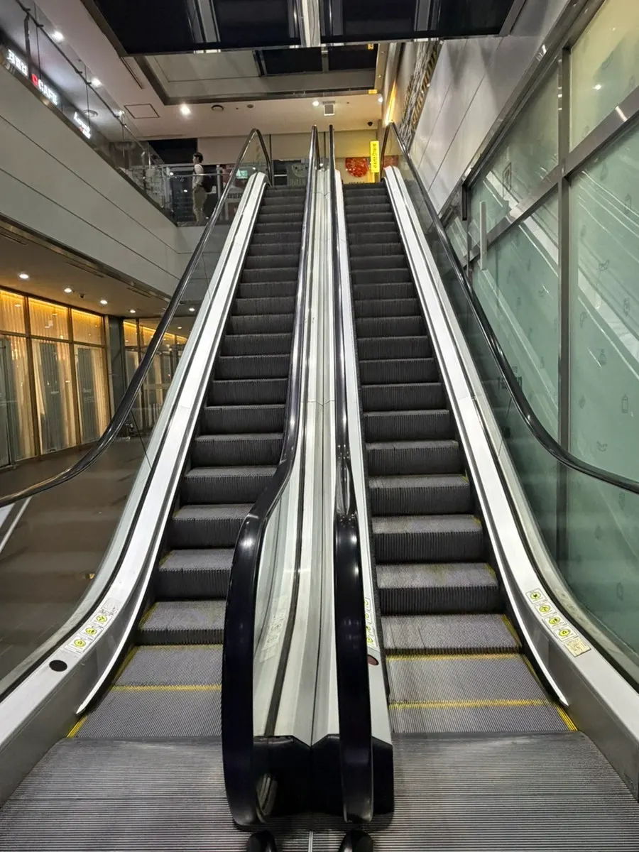 Path to the building entrance for Deungchon Shabu Kalguksu Sangam Branch
