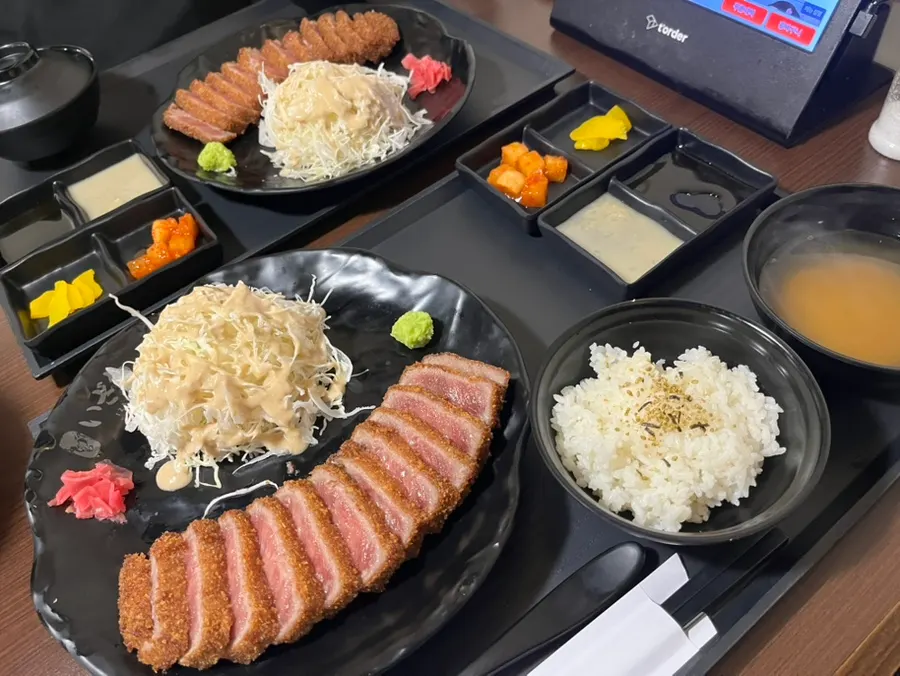 Gyukatsu laid out lengthwise on the plate