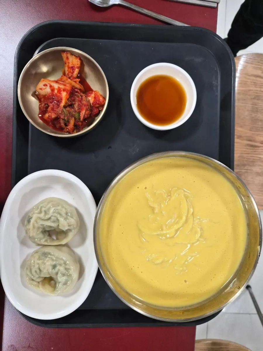 꾸덕한 콩물에 감긴 단호박콩국수 면발