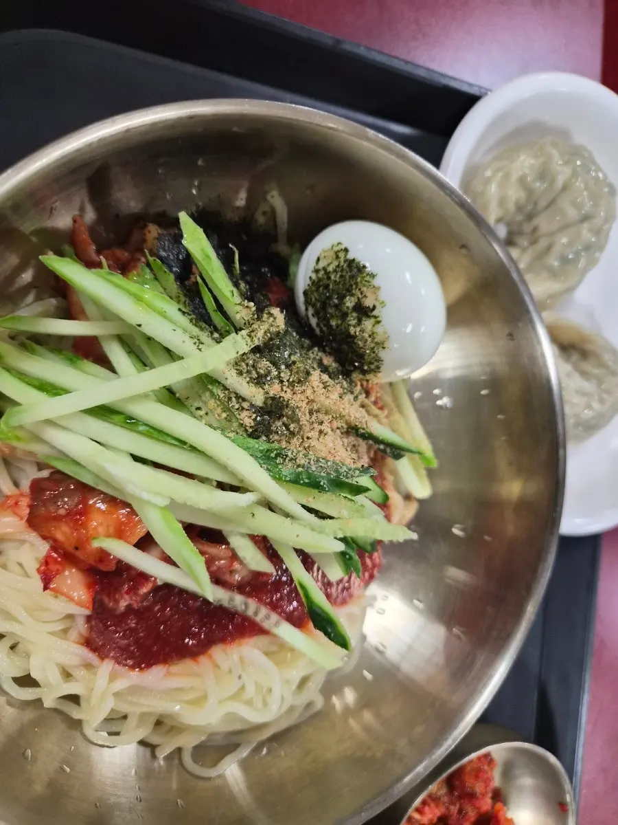 오이채와 삶은 계란이 올라간 비빔국수